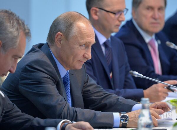 Президент РФ Владимир Путин во время встречи с председателем Китайской Народной Республики Си Цзиньпином в отеле Тадж Экзотик индийского штата Гоа Президент РФ Владимир Путин во время встречи с председателем Китайской Народной Республики Си Цзиньпином в отеле Тадж Экзотик индийского штата Гоа