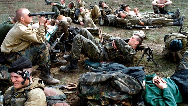 Бойцы-десантники разведотряда в Чечне из группировки федеральных войск на Северном Кавказе отдыхают после боевой операции Бойцы-десантники разведотряда в Чечне из группировки федеральных войск на Северном Кавказе отдыхают после боевой операции