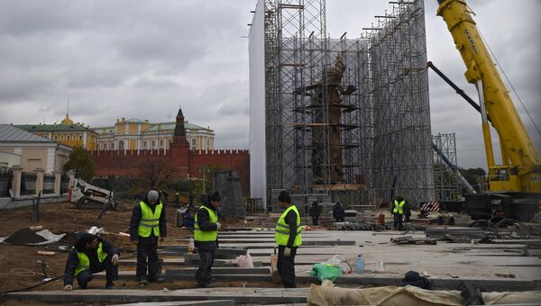 Монтаж памятника князю Владимиру на Боровицкой площади в Москве Монтаж памятника князю Владимиру на Боровицкой площади в Москве