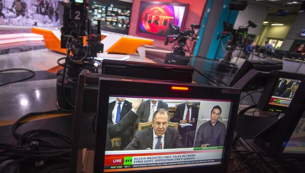 Ньюсрум телеканала Russia Today во время прямого эфира на английском языке. Архивное фото Ньюсрум телеканала Russia Today во время прямого эфира на английском языке. Архивное фото