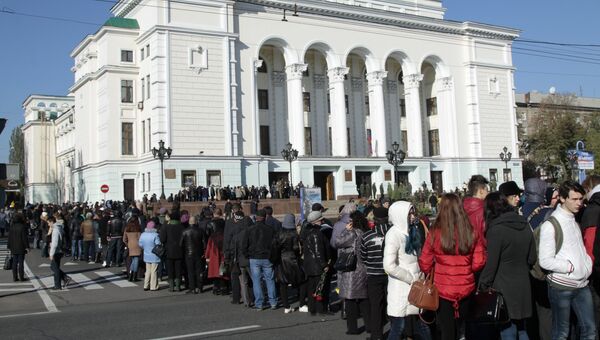 Жители Донецка на церемонии прощания с командиром ополчения ДНР Арсеном Павловым (Моторола) в Донецке Жители Донецка на церемонии прощания с командиром ополчения ДНР Арсеном Павловым (Моторола) в Донецке