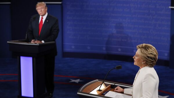 Дональд Трамп и Хиллари Клинтон на третьих теледебатах. Архивное фото Дональд Трамп и Хиллари Клинтон на третьих теледебатах. Архивное фото