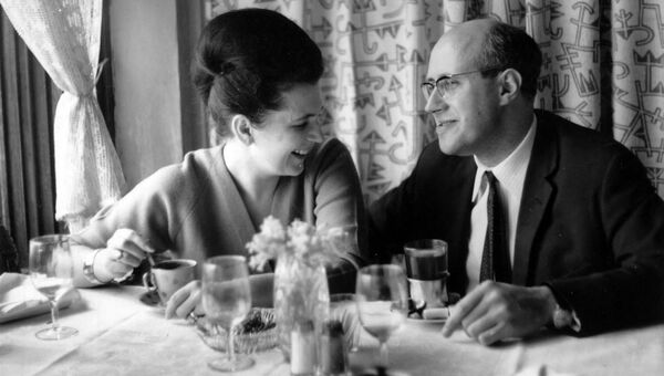 Галина Вишневская и Мстислав Ростропович. Прага, 1965 год Галина Вишневская и Мстислав Ростропович. Прага, 1965 год