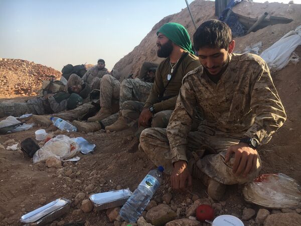 Бойцы сирийской армии и ополченцы под минометным обстрелом на высоте, где расположена часть ПВО на юге Алеппо Бойцы сирийской армии и ополченцы под минометным обстрелом на высоте, где расположена часть ПВО на юге Алеппо