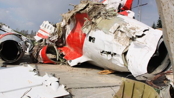 Обломки польского правительственного самолета Ту-154 на охраняемой площадке аэродрома в Смоленске. Архивное фото Обломки польского правительственного самолета Ту-154 на охраняемой площадке аэродрома в Смоленске. Архивное фото
