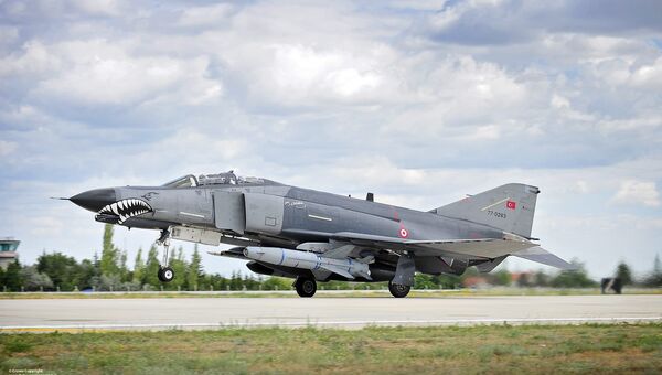 Самолет McDonnell Douglas F-4E Phantom II ВВС Турции. Архивное фото Самолет McDonnell Douglas F-4E Phantom II ВВС Турции. Архивное фото