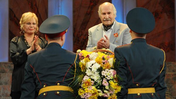 Актер Владимир Зельдин в сцене из спектакля Танцы с учителем в Центральном Театре Российской Армии Актер Владимир Зельдин в сцене из спектакля Танцы с учителем в Центральном Театре Российской Армии