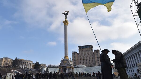 Активисты с украинским флагом на площади Независимости в Киеве. Архивное фото Активисты с украинским флагом на площади Независимости в Киеве. Архивное фото