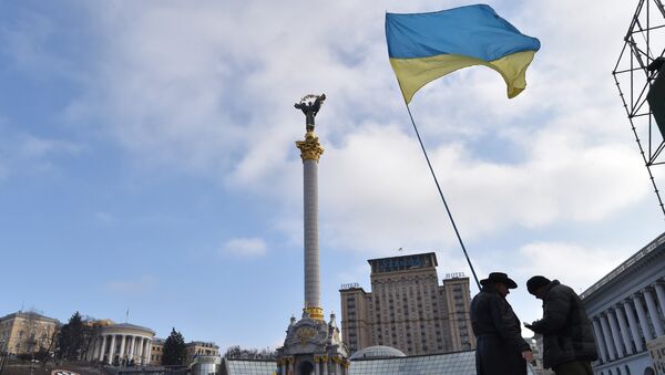 Активисты с украинским флагом на площади Независимости в Киеве. Архивное фото Активисты с украинским флагом на площади Независимости в Киеве. Архивное фото