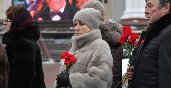 Люди в очереди у театра Российской Армии во время церемонии прощания с актером Владимиром Зельдиным Люди в очереди у театра Российской Армии во время церемонии прощания с актером Владимиром Зельдиным