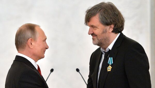 Президент РФ В. Путин вручил государственные награды России иностранным гражданам в честь Дня народного единства Президент РФ В. Путин вручил государственные награды России иностранным гражданам в честь Дня народного единства
