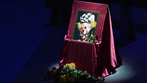 Фотография Олега Попова на церемонии прощания в Ростовском государственном цирке Фотография Олега Попова на церемонии прощания в Ростовском государственном цирке