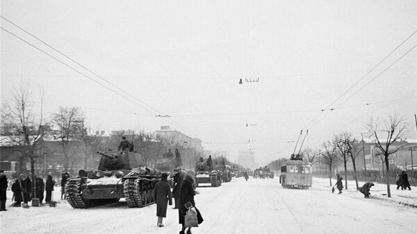 Танки отправляют на фронт после военного парада 7 ноября 1941 года Танки отправляют на фронт после военного парада 7 ноября 1941 года