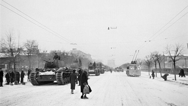Танки отправляют на фронт после военного парада 7 ноября 1941 года Танки отправляют на фронт после военного парада 7 ноября 1941 года