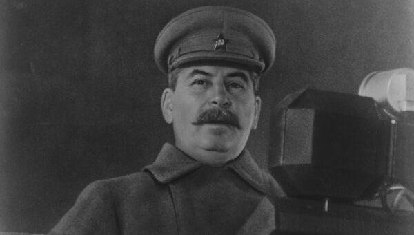 Иосиф Сталин выступает с речью на военном параде на Красной площади 7 ноября 1941 года Иосиф Сталин выступает с речью на военном параде на Красной площади 7 ноября 1941 года