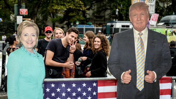 Молодые люди рядом с ростовыми фигурами кандидатов в президенты США в Нью-Йорке Молодые люди рядом с ростовыми фигурами кандидатов в президенты США в Нью-Йорке