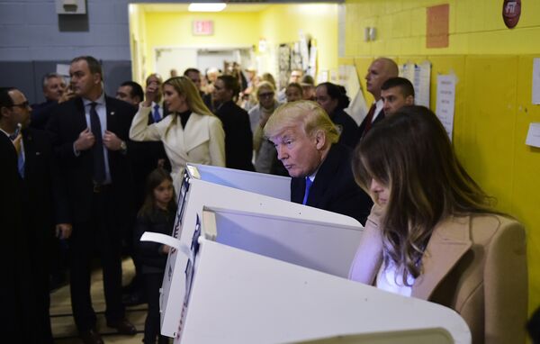 Кандидат в президенты США Дональд Трамп и его супруга Меланья Трамп на избирательном участке в Нью-Йорке Кандидат в президенты США Дональд Трамп и его супруга Меланья Трамп на избирательном участке в Нью-Йорке