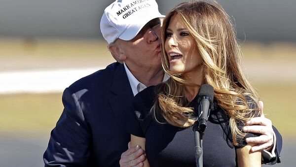 Кандидат в президенты США Дональд Трамп и его супруга Меланья Трамп на предвыборном митинге в Северной Каролине Кандидат в президенты США Дональд Трамп и его супруга Меланья Трамп на предвыборном митинге в Северной Каролине