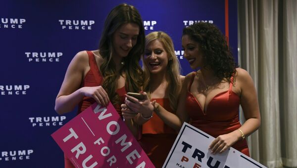 Сторонницы кандидата в президенты США Дональда Трампа Сторонницы кандидата в президенты США Дональда Трампа