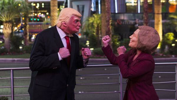 Артисты переодетые в образы Хиллари Клинтон и Дональда Трампа развлекают толпу во время выборов в Лас-Вегасе Артисты переодетые в образы Хиллари Клинтон и Дональда Трампа развлекают толпу во время выборов в Лас-Вегасе