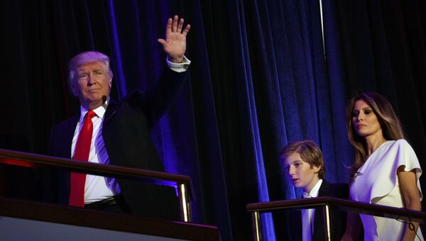 Избранный президент США Дональд Трамп с супругой Меланьей и сыном Барроном перед выступлением в Нью-Йорке. 9 ноября 2016 Избранный президент США Дональд Трамп с супругой Меланьей и сыном Барроном перед выступлением в Нью-Йорке. 9 ноября 2016