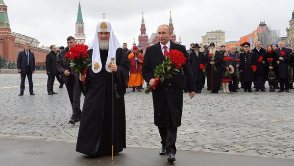 Президент РФ Владимир Путин и патриарх Московский и всея Руси Кирилл на церемонии возложения цветов к памятнику Кузьме Минину и Дмитрию Пожарскому в рамках мероприятий, посвящённых Дню народного единства Президент РФ Владимир Путин и патриарх Московский и всея Руси Кирилл на церемонии возложения цветов к памятнику Кузьме Минину и Дмитрию Пожарскому в рамках мероприятий, посвящённых Дню народного единства