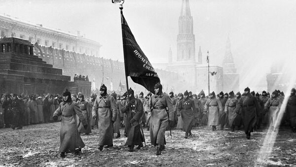 Участники военного парада на Красной площади в день празднования годовщины Октябрьской революции. 1927 год Участники военного парада на Красной площади в день празднования годовщины Октябрьской революции. 1927 год