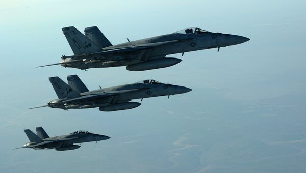 Американские самолеты F-18E. Архивное фото Американские самолеты F-18E. Архивное фото
