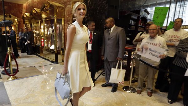 Иванка Трамп в вестибюле Trump Tower, Нью-Йорк, США. 16 июня 2015 Иванка Трамп в вестибюле Trump Tower, Нью-Йорк, США. 16 июня 2015