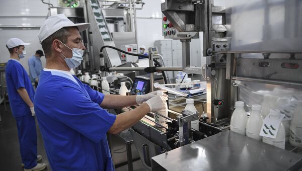 Линия розлива молочной продукции на заводе агропромышленного холдинга Братья Чебурашкины. Семейная Ферма Линия розлива молочной продукции на заводе агропромышленного холдинга Братья Чебурашкины. Семейная Ферма