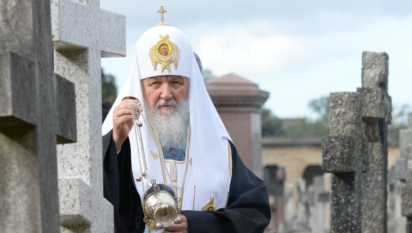 Патриарх Московский и всея Руси Кирилл освящает новое надгробие на месте захоронения митрополита Сурожского Антония на Бромптонском кладбище в Лондоне Патриарх Московский и всея Руси Кирилл освящает новое надгробие на месте захоронения митрополита Сурожского Антония на Бромптонском кладбище в Лондоне