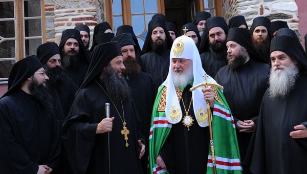 Патриарх Московский и Всея Руси Кирилл общается с братией монастыря Пантократор на горе Афон Патриарх Московский и Всея Руси Кирилл общается с братией монастыря Пантократор на горе Афон