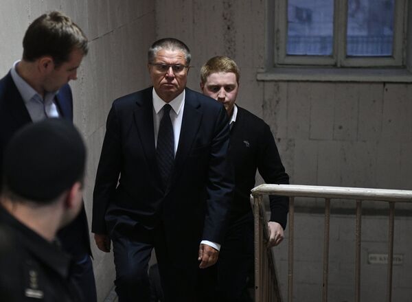 Министр экономического развития РФ Алексей Улюкаев в здании Басманного суда города Москвы Министр экономического развития РФ Алексей Улюкаев в здании Басманного суда города Москвы