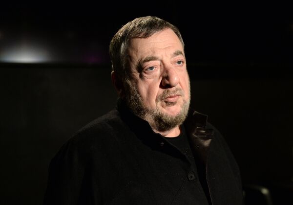 Режиссер и продюсер Павел Лунгин во время интервью перед премьерой фильма Дама Пик в Москве Режиссер и продюсер Павел Лунгин во время интервью перед премьерой фильма Дама Пик в Москве
