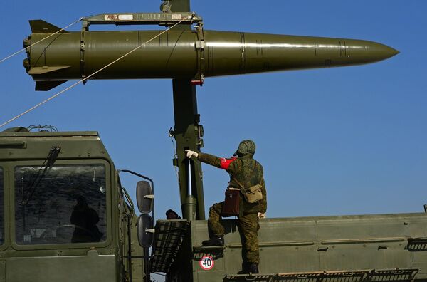 Загрузка ракеты на самоходную пусковую установку ракетного комплекса Искандер-М Загрузка ракеты на самоходную пусковую установку ракетного комплекса Искандер-М