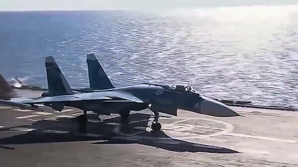 Корабельный истребитель Су-33 ВКС РФ перед взлетом с авианосца Адмирал Кузнецов для нанесения авиаудара по объектам террористов в Сирии. 17 ноября 2016 Корабельный истребитель Су-33 ВКС РФ перед взлетом с авианосца Адмирал Кузнецов для нанесения авиаудара по объектам террористов в Сирии. 17 ноября 2016