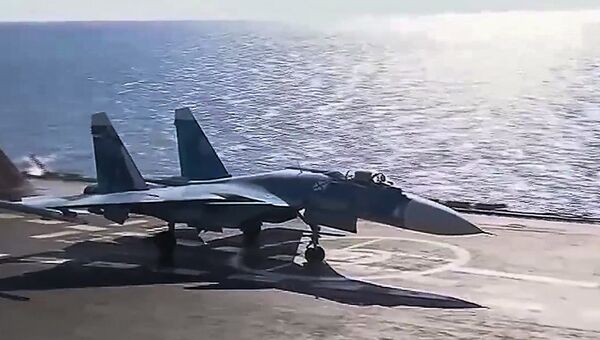 Корабельный истребитель Су-33 ВКС РФ перед взлетом с авианосца Адмирал Кузнецов для нанесения авиаудара по объектам террористов в Сирии. 17 ноября 2016 Корабельный истребитель Су-33 ВКС РФ перед взлетом с авианосца Адмирал Кузнецов для нанесения авиаудара по объектам террористов в Сирии. 17 ноября 2016