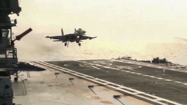 Корабельный истребитель Су-33 ВКС РФ осущестляет посадку на палубу тяжёлого авианесущего крейсера Адмирал Флота Советского Союза Кузнецов после нанесения ракетно-бомбового удара по объектам незаконных вооруженных формирований на территории Сирийской Арабской Республики Корабельный истребитель Су-33 ВКС РФ осущестляет посадку на палубу тяжёлого авианесущего крейсера Адмирал Флота Советского Союза Кузнецов после нанесения ракетно-бомбового удара по объектам незаконных вооруженных формирований на территории Сирийской Арабской Республики