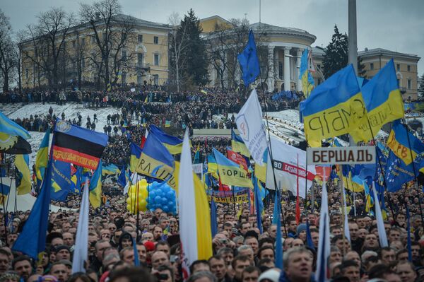 Сторонники евроинтеграции Украины во время митинга на площади Независимости в Киеве Сторонники евроинтеграции Украины во время митинга на площади Независимости в Киеве