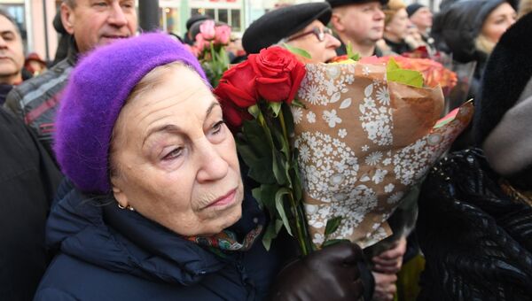 Жители Москвы на открытии памятника балерине Майе Плисецкой на улице Большая Дмитровка Жители Москвы на открытии памятника балерине Майе Плисецкой на улице Большая Дмитровка