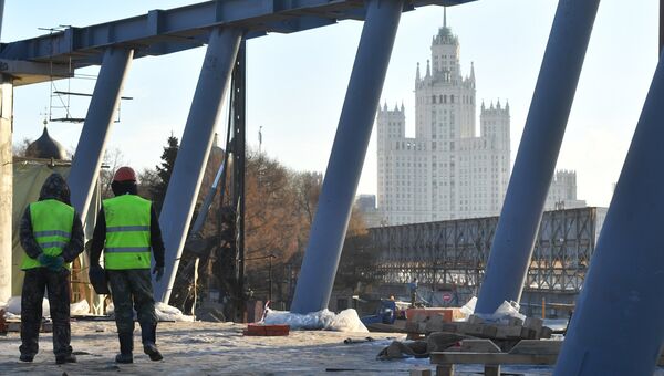Рабочие на строительстве парка Зарядье в Москве Рабочие на строительстве парка Зарядье в Москве