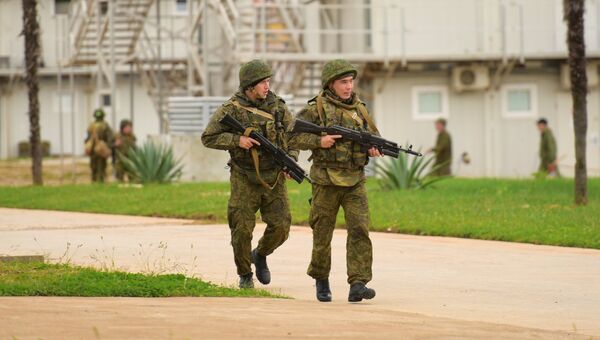 Военнослужащие российской военной базы в Абхазии во время тренировки по противодействию терроризму Военнослужащие российской военной базы в Абхазии во время тренировки по противодействию терроризму