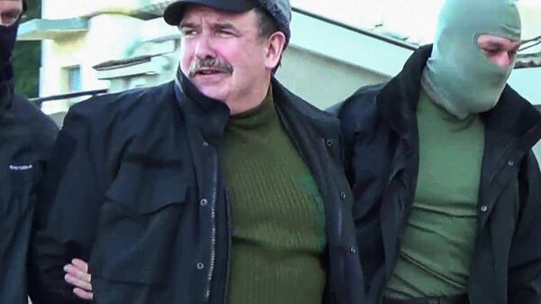 Сотрудники Федеральной службой безопасности РФ конвоируют задержанного по подозрению в государственной измене бывшего военнослужащего штаба Черноморского флота капитан 2 ранга запаса Леонида Пархоменко в Севастополе Сотрудники Федеральной службой безопасности РФ конвоируют задержанного по подозрению в государственной измене бывшего военнослужащего штаба Черноморского флота капитан 2 ранга запаса Леонида Пархоменко в Севастополе