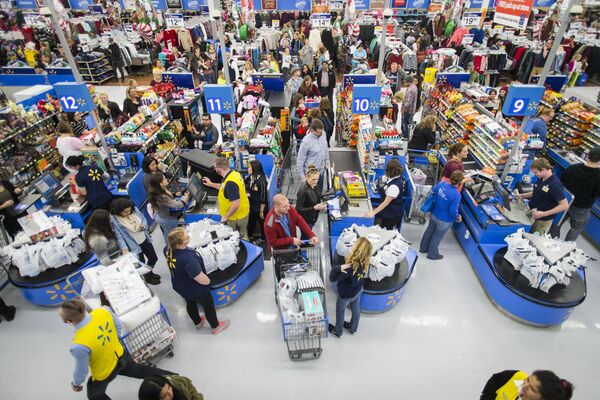 Покупатели в магазине Walmart во время распродажи в Черную пятницу в Бентонвилле, США Покупатели в магазине Walmart во время распродажи в Черную пятницу в Бентонвилле, США