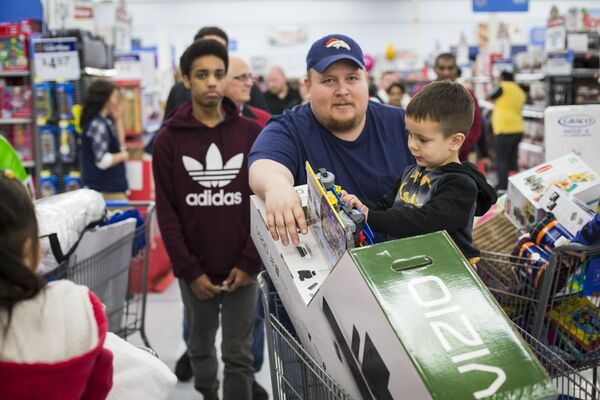 Покупатели в магазине Walmart во время распродажи в Черную пятницу в Бентонвилле, США Покупатели в магазине Walmart во время распродажи в Черную пятницу в Бентонвилле, США