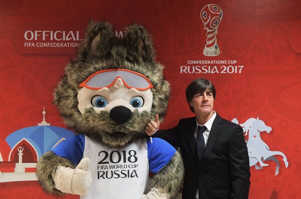 Тренер сборной Германии по футболу Йоахим Лёв и талисман чемпионата мира по футболу 2018 волк Забивака на жеребьевке Кубка конфедераций Тренер сборной Германии по футболу Йоахим Лёв и талисман чемпионата мира по футболу 2018 волк Забивака на жеребьевке Кубка конфедераций