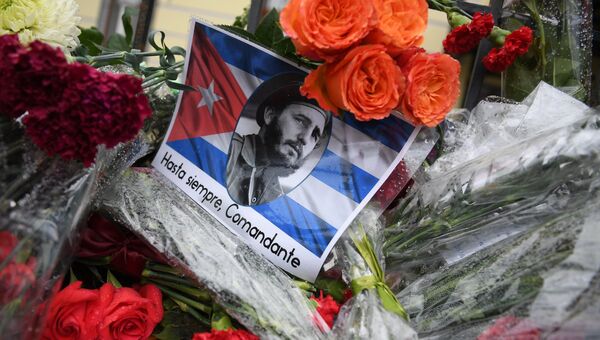 Цветы у посольства Кубы в Москве в память о Фиделе Кастро Цветы у посольства Кубы в Москве в память о Фиделе Кастро
