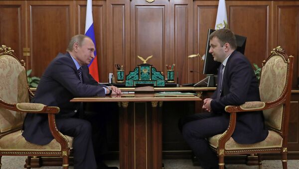 Президент РФ Владимир Путин и заместитель министра финанасов Максим Орешкин во время встречи в Кремле. 30 ноября 2016 Президент РФ Владимир Путин и заместитель министра финанасов Максим Орешкин во время встречи в Кремле. 30 ноября 2016