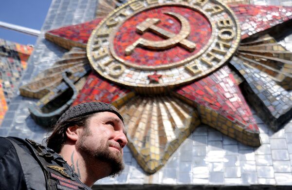 Александр Залдостанов во время посещения мемориала Курган Славы под Минском Александр Залдостанов во время посещения мемориала Курган Славы под Минском