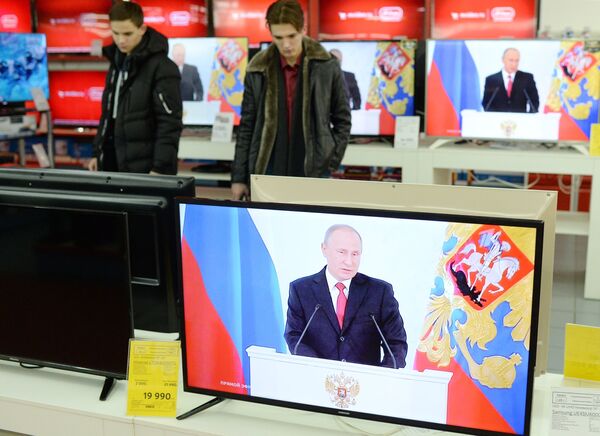 Трансляция выступления президента России Владимира Путина с ежегодным посланием к Федеральному Собранию РФ в магазине по продаже цифровой и бытовой техники М.Видео в Омске. 1 декабря 2016 Трансляция выступления президента России Владимира Путина с ежегодным посланием к Федеральному Собранию РФ в магазине по продаже цифровой и бытовой техники М.Видео в Омске. 1 декабря 2016